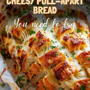 Könnte beinhalten: Nahaufnahme von Käse-Pull-Apart-Brot. Das Brot ist goldbraun, mit geschmolzenem Käse und Kräutern. Der Text "Cheesy Pull-Apart Bread" und "You need to try" sind auf dem Bild zu sehen. Der untere Teil des Bildes zeigt den Text "HomemaderecipesGoods".