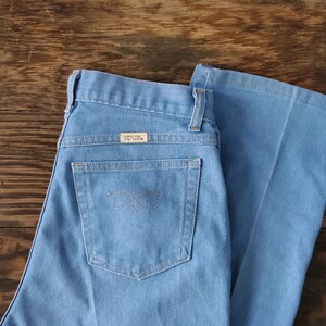 Op de afbeelding: Lichtblauwe spijkerbroek met een uitlopende pijp. De jeans heeft een klassiek ontwerp met vijf zakken, een knoop- en ritssluiting en een klein label op de achterzak. De jeans is gemaakt van een duurzame denim stof.