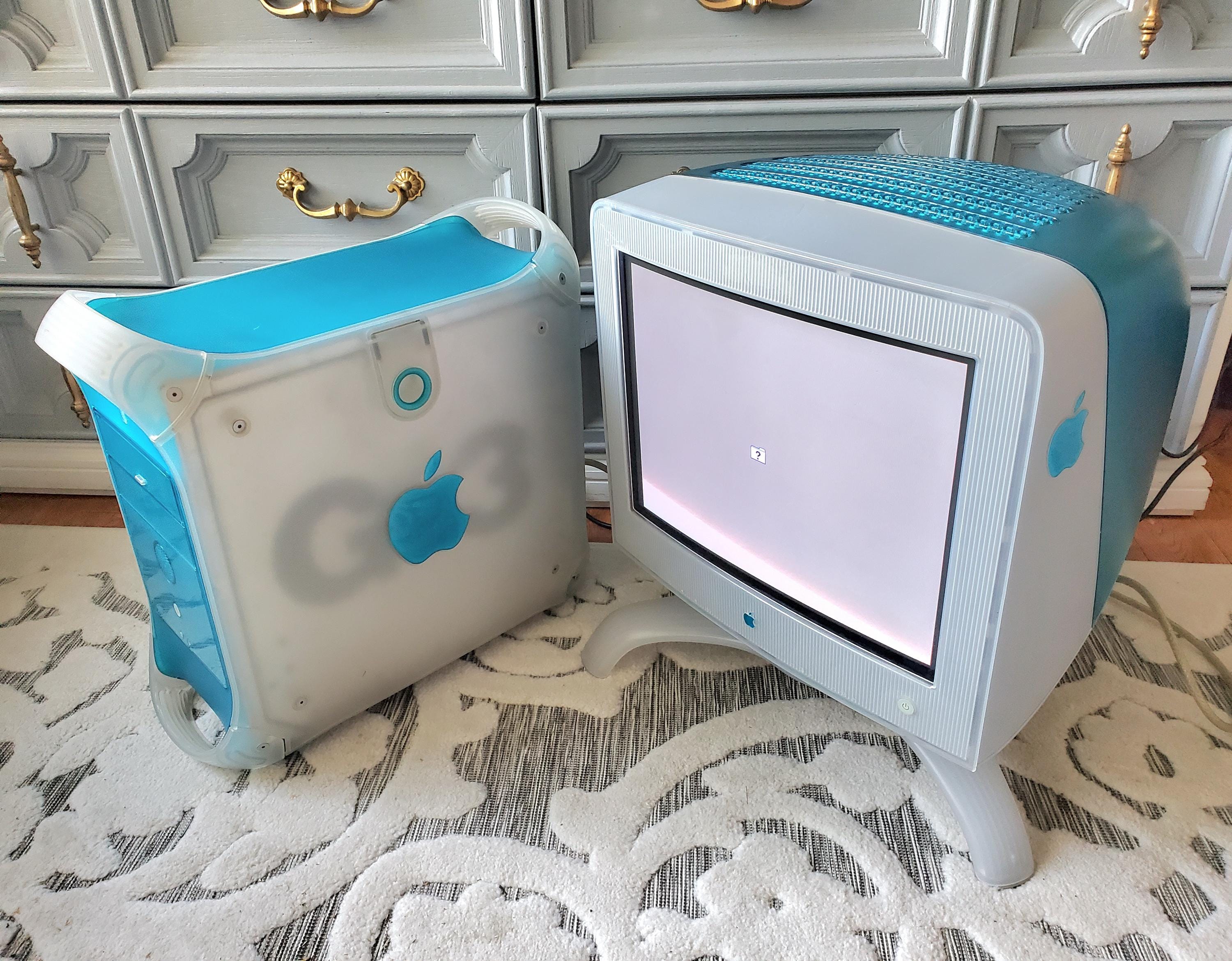 Vintage Apple Macintosh G3 Monitor and Tower - Turns On, Has