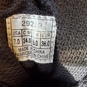 Peut inclure: Une &eacute;tiquette blanche avec du texte noir indiquant les pointures en US, CM, UK et EUR. L'&eacute;tiquette indique "292, 3", "USA C M UK EUR", "7.0 24.0 5.0 38.0", "MADE IN CHINA", "FABRIQUE EN CHINE".