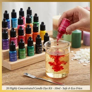 Può includere: Una collezione di 20 flaconi di colorante per candele altamente concentrato in vari colori, esposti su un supporto di legno. Una mano versa colorante rosso in un becher. Sono visibili anche una spatola di metallo e candele. Il testo recita: "20 Highly Concentrated Candle Dye Kit - 10ml - Safe & Eco-Frien."