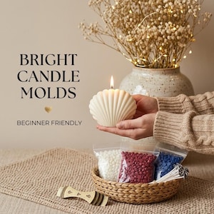 Peut inclure: Une bougie en forme de coquillage couleur crème avec une mèche allumée, accompagnée d'un panier tressé contenant trois sachets en plastique transparent remplis de perles de cire blanches, rouges et bleues, un centreur de mèche et le texte BRIGHT CANDLE MOLDS.
