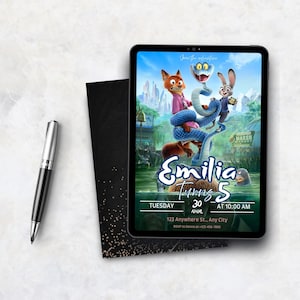 K&ouml;nnte beinhalten: Eine digitale Einladung zu einer Geburtstagsfeier mit Zeichentrickfiguren. Die Einladung enth&auml;lt den Namen "Emilia Turns 5", Datum, Uhrzeit und Ort. Ein schwarzer Stift und eine schwarze Karte mit goldenem Glitzer sind ebenfalls sichtbar.