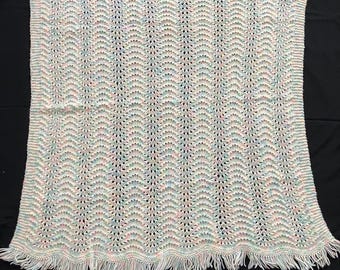 Coperta vintage all'uncinetto a zig zag, colore pastello, con frange, 39x40 cm.