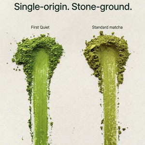 Pode incluir: Duas pilhas de p&oacute; de matcha verde, rotuladas como "First Quiet" e "Standard matcha", s&atilde;o exibidas em uma superf&iacute;cie branca. O texto "Single-origin. Stone-ground." est&aacute; no topo. Cada pilha tem uma faixa de p&oacute; de matcha que se estende para baixo.