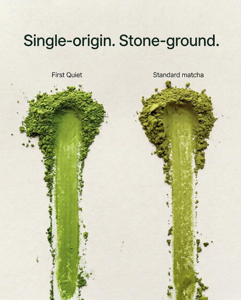 Pode incluir: Duas pilhas de p&oacute; de matcha verde, rotuladas como "First Quiet" e "Standard matcha", s&atilde;o exibidas em uma superf&iacute;cie branca. O texto "Single-origin. Stone-ground." est&aacute; no topo. Cada pilha tem uma faixa de p&oacute; de matcha que se estende para baixo.