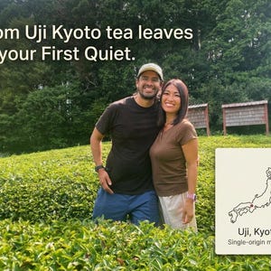 Pode incluir: Um casal sorri em um campo de ch&aacute; verde. O texto diz: "From Uji Kyoto tea leaves to your First Quiet." Um cart&atilde;o mostra um mapa do Jap&atilde;o e diz "Uji, Kyoto Single-origin matcha."