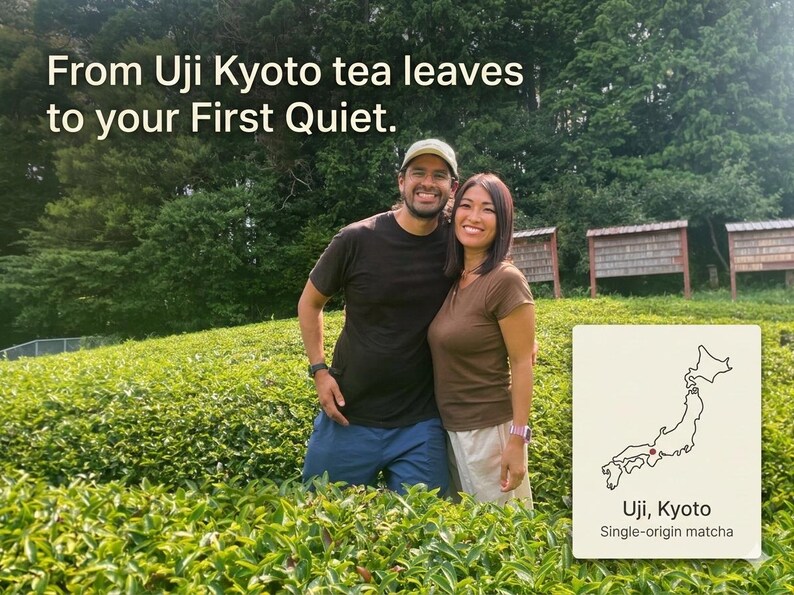 Pode incluir: Um casal sorri em um campo de ch&aacute; verde. O texto diz: "From Uji Kyoto tea leaves to your First Quiet." Um cart&atilde;o mostra um mapa do Jap&atilde;o e diz "Uji, Kyoto Single-origin matcha."