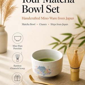 以下が含まれることがあります： 青い山とピンクの花が描かれた白い陶器の抹茶碗、竹製の茶筅、竹製の茶杓を含む抹茶碗セット。テキスト：Your Matcha Bowl Set, Handcrafted Mino Ware from Japan, Matcha Bowl, Chasen, Ships from Japan, Mino Ware Porcelain, Bamboo Chasen & Scoop, Gift Box Included。