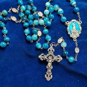 Rosario de Ágata Azul Aqua Rayada con Centro de Plata Oxidada con Esmalte Azul Nuestra Señora de Fátima Hecho a Mano
