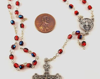 Rosario minuscolo fatto a mano con perline ceche rosse/blu lucidate a fuoco da 4 mm, in argento, con Spirito Santo e perline rosse/blu.