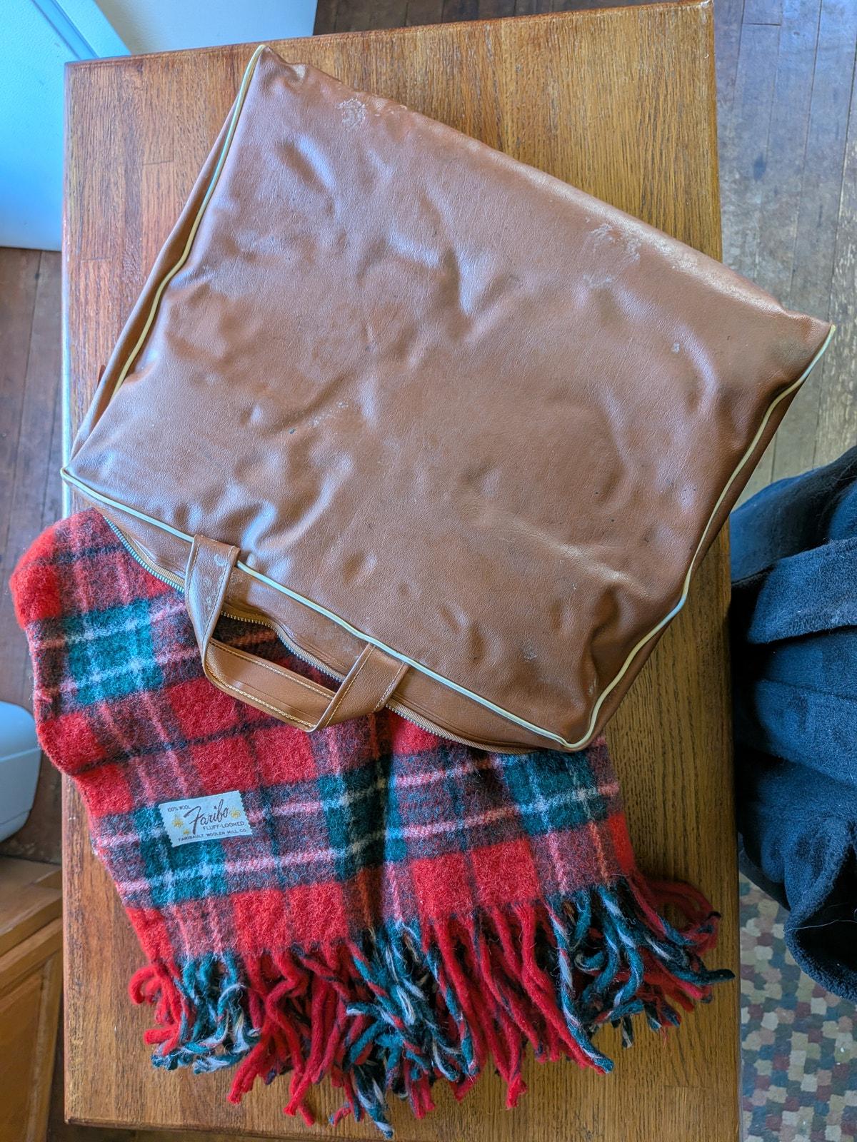 Sac De Voyage Vintage Dessiné à La Main. Croquis Valise Ouverte Avec