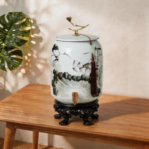 Dozownik wody ceramiczny Lotus w kolorze kości słoniowej z filtrem, kranem w kolorze złotym i czarną podstawą z żywicy, ręcznie robiony do kuchni i domu
