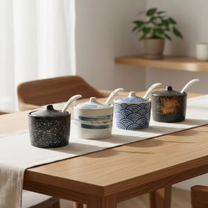 Puede incluir: Un letrero de madera rústica con el texto "Welcome to our home" en letras blancas. El letrero presenta un acabado envejecido y un diseño sencillo y acogedor, perfecto para un porche o entrada.