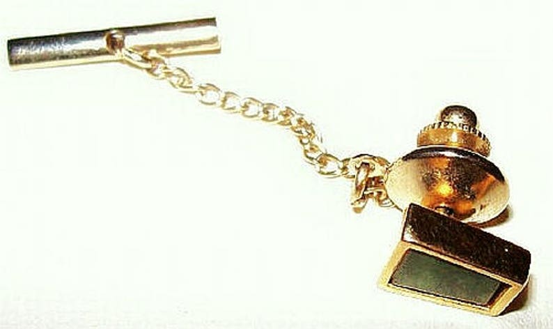 Jade Green Tie Tac Pin Gold Metal Bar /& Chain Fathers Day Vintage