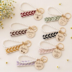 Chaveiro de madeira personalizado com pulseira de pérolas, alça bordada com folha e nome gravado à mão, chaveiro de madeira com monograma, presente para ela.