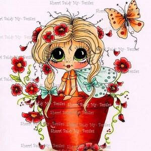 Puede incluir: Una ilustración caprichosa de una niña con cabello rubio y ojos grandes sentada en una maceta roja. Lleva un vestido azul y blanco y tiene una mariposa en el hombro. La maceta está rodeada de flores rojas y hojas verdes.