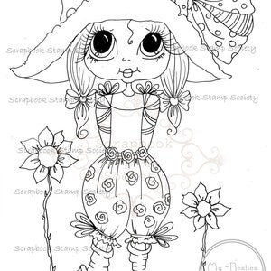 Può includere: Un'illustrazione in bianco e nero di una ragazza che indossa un cappello da strega e un vestito con un motivo floreale. È in piedi accanto a due fiori. Il testo "My Besties Sherri Baldy Designs" è nell'angolo in basso a destra dell'immagine.