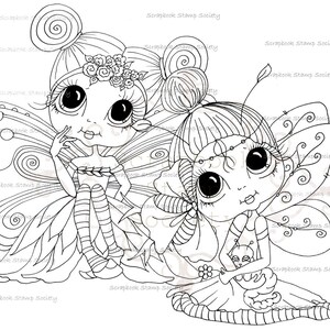 Può includere: Illustrazione in bianco e nero di due fate con ali di farfalla. Le fate hanno occhi grandi e indossano abiti. Una fata tiene un piccolo animale.