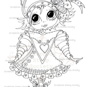 Può includere: Illustrazione in bianco e nero a linea di un personaggio fantasioso con occhi grandi, un petto a forma di cuore e un grande fiocco sulla testa. Il personaggio indossa un vestito con un design a patchwork e stivali con fiocchi. L'immagine è circondata dal testo "Scrapbook Stamp Society".