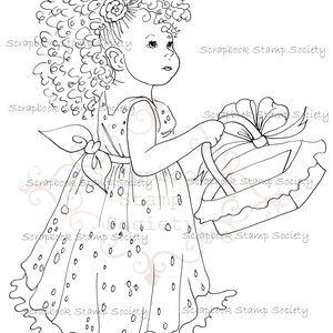 Può includere: Un disegno in bianco e nero di una bambina con i capelli ricci che tiene un cesto regalo. La bambina indossa un vestito a pois e un fiocco. Il cesto regalo ha un fiocco in cima.