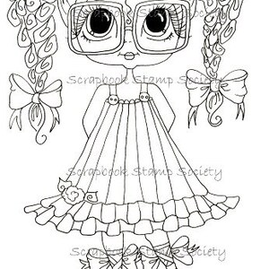Può includere: Illustrazione in bianco e nero di una ragazza con occhi grandi che indossa occhiali e un vestito con un orlo arricciato. Ha due fiocchi nei capelli e un bottone sulla fronte. L'immagine è un timbro digitale.