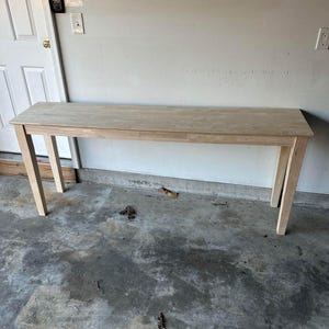 Nowoczesny, minimalistyczny, drewniany stół w stylu rustykalnym do przedpokoju lub jadalni