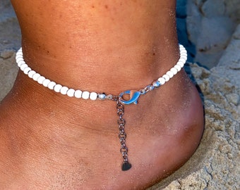 GreyWhite anklet with silver(steel) colored steelchain & heart - 4 mm beads