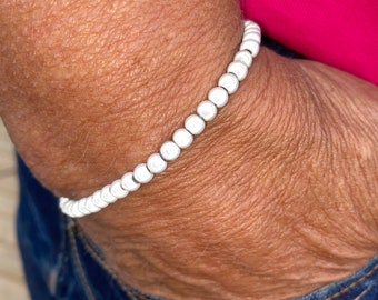 GrauWeißes 4 mm Perlen-Wunderperlenarmband
