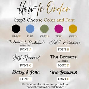 Może przedstawiać: Przewodnik zatytułowany How to Order Step 3 Choose Color and Font z pięcioma kolorowymi kołami w kolorze czarnym, niebieskim, zielonym, r&oacute;żowym i złotym. Zawiera sześć opcji czcionek oznaczonych od A do F z przykładowymi imionami jak Emma & Michal.