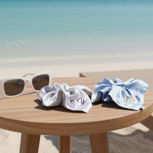 Personlig sidenhalsduk, hårknyte med broderi, monogram, initialer, hårknyte, brudtärnegåva