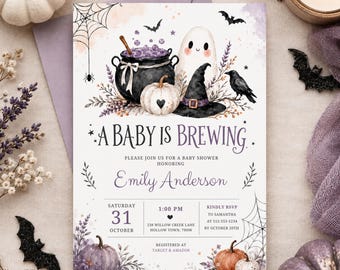 Op de afbeelding: Een rechthoekige uitnodigingskaart voor een babyshower met aquarelillustraties van een zwarte ketel, een wit spook, een heksenhoed, pompoenen, een raaf en spinnenwebben. De tekst luidt A BABY IS BREWING, ter ere van Emily Anderson, op zaterdag 31 oktober om 13:00 uur, met evenementdetails inclusief het adres, RSVP-informatie en locaties voor de cadeaulijst.