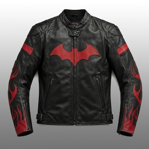 Puede incluir: Una chaqueta de moto de cuero negro con un prominente emblema rojo en forma de murciélago en el pecho, rayas horizontales rojas en la parte superior de los brazos y detalles de llamas rojas en las mangas, con cierre de cremallera frontal.