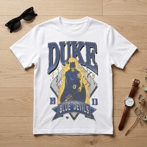 Duke Blue Devils Flames PNG - Vintage 90s Logo-Grafik, Retro College-Sportdesign, nur digitaler Download (kein physischer Gegenstand)