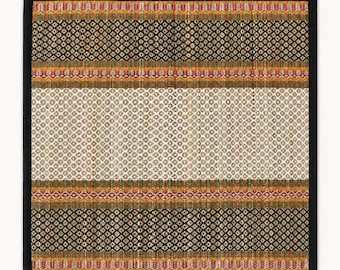 Puede incluir: Una alfombra tejida cuadrada con una banda central ancha de patrones geométricos en crema y bronceado, flanqueada por rayas horizontales de diseños complejos en negro, naranja y rojo. La pieza está enmarcada por un borde negro sólido en los cuatro lados.