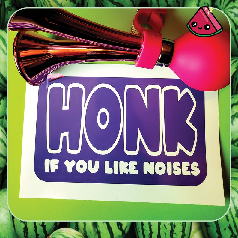 Pu&ograve; includere: Un adesivo viola e bianco con la parola "HONK" in grandi caratteri grassetto. Sotto la parola c'&egrave; il testo "IF YOU LIKE NOISES".