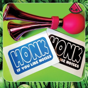 Pu&ograve; includere: Due adesivi bianchi con la parola "HONK" in grandi lettere blu e nere, in grassetto. L'adesivo blu dice "IF YOU LIKE NOISES" in lettere bianche sotto la parola "HONK". L'adesivo nero dice "LIKE NOISES" in lettere bianche sotto la parola "HONK".