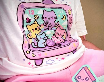 Fairy Kei Kawaii Tee, Yume Kawaii Pastell Retro TV Katzen Shirt, Verträumtes süßes Grafik T-Shirt, Harajuku Ästhetik Pastell Shirt - Katzen TV Serie 1