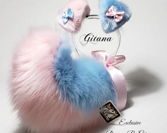Könnte beinhalten: Ein Set aus flauschigen Kunstfell-Tierohren und einem passenden Schwanz in Pastellrosa und Babyblau. Die Ohren sind mit kleinen Satinschleifen versehen und der Schwanz ist mit einem rosa Satinband akzentuiert. Der Text Gitana und Exclusive Designs By Gitana ist sichtbar.