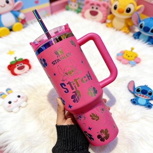 Peut inclure: Ensemble de trois tasses en c&eacute;ramique avec une finition mate et mouchet&eacute;e. Chaque tasse est de couleur diff&eacute;rente : bleu clair, cr&egrave;me et grise. Les tasses ont un design simple et moderne.