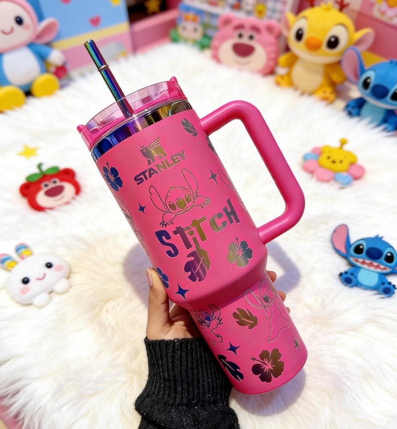 Peut inclure: Ensemble de trois tasses en c&eacute;ramique avec une finition mate et mouchet&eacute;e. Chaque tasse est de couleur diff&eacute;rente : bleu clair, cr&egrave;me et grise. Les tasses ont un design simple et moderne.