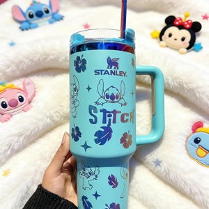 Peut inclure: Panneau en bois rustique avec l'inscription "Welcome to our home" en lettres blanches. Le panneau pr&eacute;sente une finition vieillie et un design simple et accueillant, id&eacute;al pour la d&eacute;coration d'entr&eacute;e.