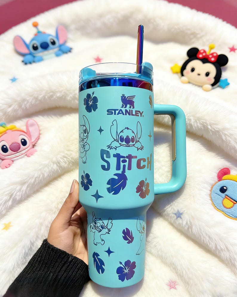 Peut inclure: Panneau en bois rustique avec l'inscription "Welcome to our home" en lettres blanches. Le panneau pr&eacute;sente une finition vieillie et un design simple et accueillant, id&eacute;al pour la d&eacute;coration d'entr&eacute;e.