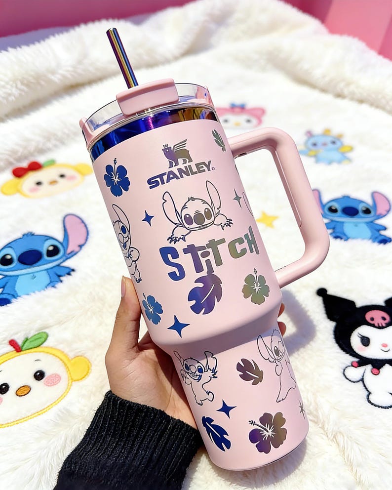 Peut inclure: Ensemble de trois mugs en c&eacute;ramique avec une finition mate et mouchet&eacute;e. Les tasses sont de couleur cr&egrave;me, gris clair et gris fonc&eacute;. Chaque mug a un design simple et minimaliste.