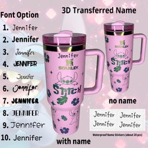 Peut inclure: Mug Stanley rose avec une poign&eacute;e, orn&eacute; d'un motif Stitch et du nom "Jennifer". Comprend un couvercle assorti et des autocollants de nom imperm&eacute;ables. Contenance d'environ 887 ml.