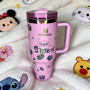 Peut inclure: Ensemble de trois tasses en c&eacute;ramique avec une finition mate et mouchet&eacute;e. Les tasses sont de couleur cr&egrave;me, gris clair et gris fonc&eacute;. Chaque tasse a un design simple et minimaliste.