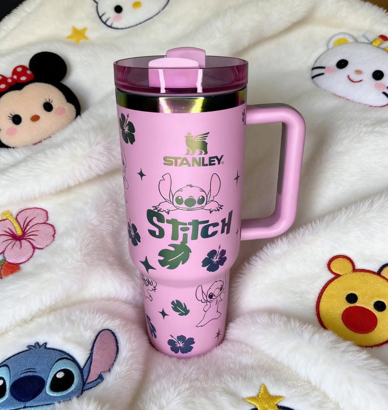 Peut inclure: Ensemble de trois tasses en c&eacute;ramique avec une finition mate et mouchet&eacute;e. Les tasses sont de couleur cr&egrave;me, gris clair et gris fonc&eacute;. Chaque tasse a un design simple et minimaliste.