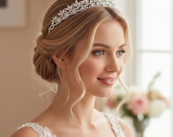 Elegante tiara nupcial con cristales marquesa – Accesorio para el cabello de plata para novias – Corona de princesa con detalles florales de cristal