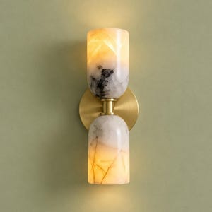 Modern vägglampa i alabaster och mässing | Lyxig lampa i natursten | Minimalistisk marmorlampa för vardagsrum, sovrum | Belysning i mitten av århundradet