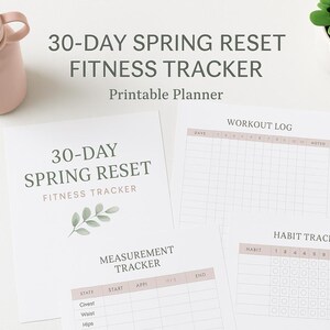 Könnte beinhalten: Ein druckbarer Fitness-Tracker-Planer mit dem Text "30-DAY SPRING RESET FITNESS TRACKER". Das Bild enthält eine rosa Wasserflasche, ein Maßband und eine kleine Topfpflanze. Der Planer hat Abschnitte für Trainingsprotokolle, Messverfolgung und Gewohnheitsverfolgung.